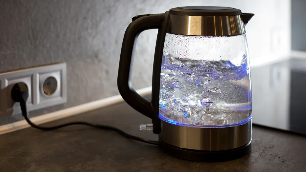 Grzanie pełnego czajnika