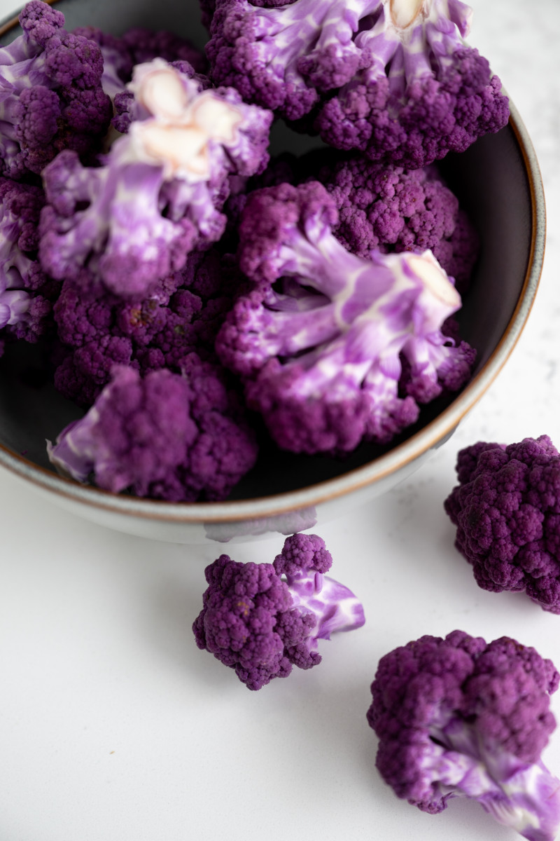 Różyczki fioletowego kalafiora, zbliżenie, gotowe do gotowania