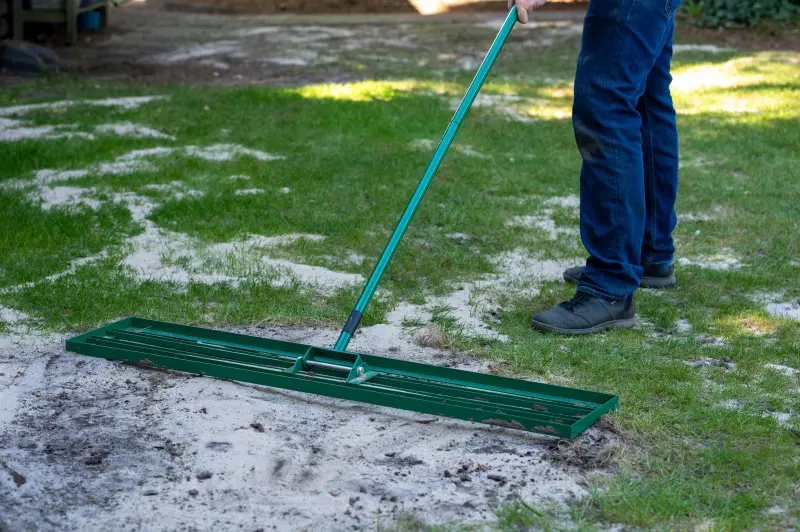 Równiarka do piaskowania trawnika