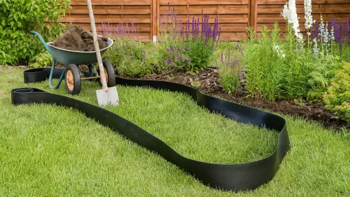 Jak oddzielić trawnik od rabaty? Czym wykończyć obrzeża trawnikowe?