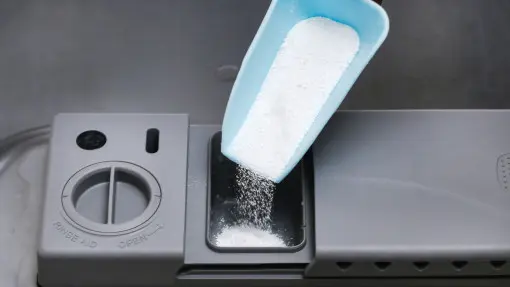 Jeden pusty cykl z tym proszkiem za kilkadziesiąt groszy. Naczynia lśnią jak nowe	