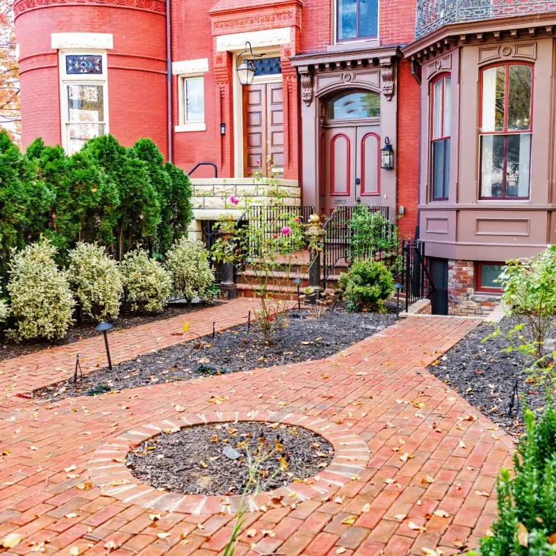 Chodnik i podjazd w ogrodzie frontowym