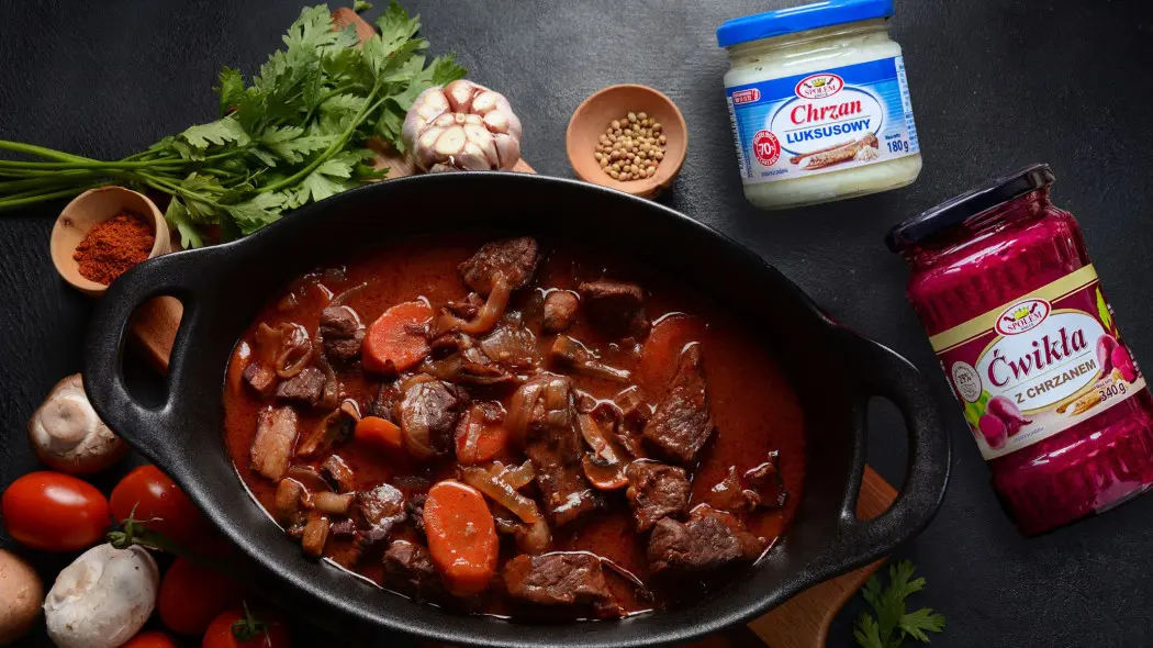 Przepis na rozgrzewający gulasz wołowy z chrzanem i pieczonymi burakami