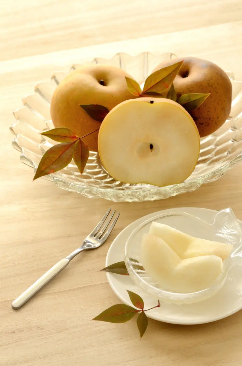 Owoce nashi obrane i pokrojone na talerzu, świeże gruszki azjatyckie