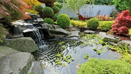 Wodospad w ogrodzie: jak zaplanować i zbudować bez błędów