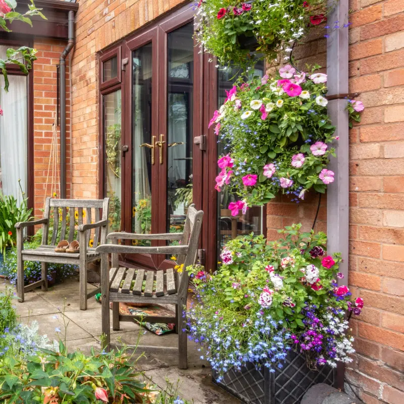 Elewacja budynku wyłożona okładziną imitującą starą cegłę