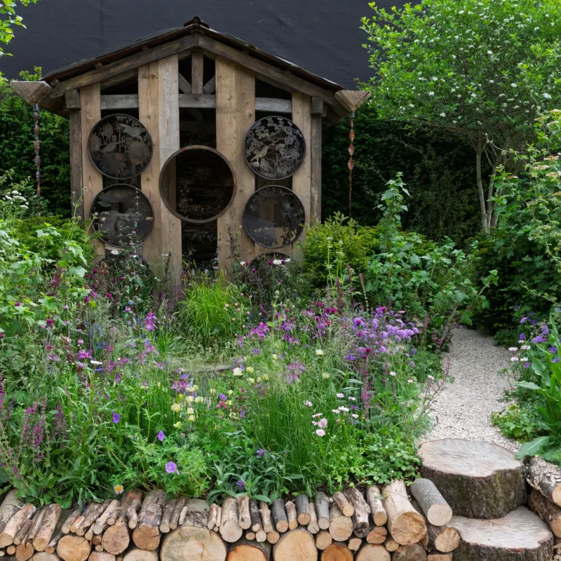 Ogród z elementami ceramicznymi