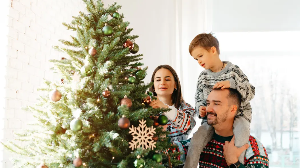 Żywa choinka w domu aż do Trzech Króli? Te triki warto znać, drzewko wytrzyma dłużej
