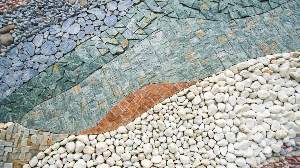 Mozaika z kamieni w ogrodzie