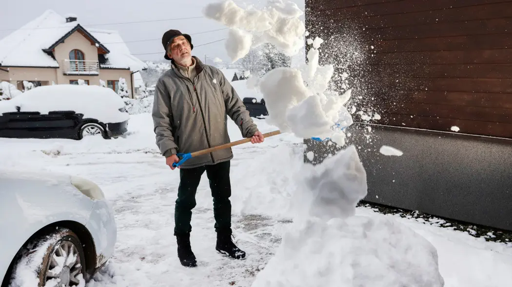 Odśnieżanie może być lżejsze – wystarczy znać prosty trik na łopatę