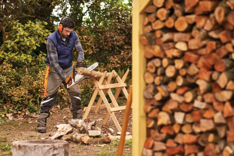 Cięcie drewna opałowego na koziołku