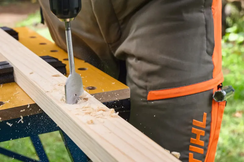 Krok 3. Wywierć odpowiednie otwory na śruby, zgodnie z rysunkiem konstrukcyjnym.