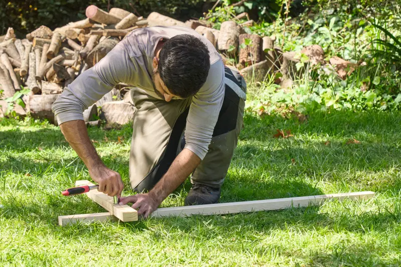 Krok 4. Połącz ruchome elementy śrubami, tworząc stabilną, składaną konstrukcję.