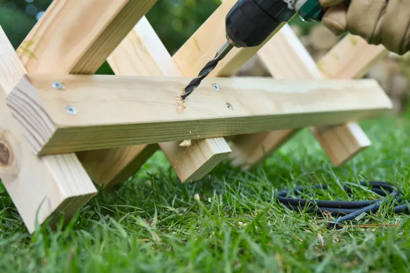 Krok 6. Zamontuj listwy zaciskowe i przykręć drugą deskę, ustawiając nóżki pod kątem 45°.