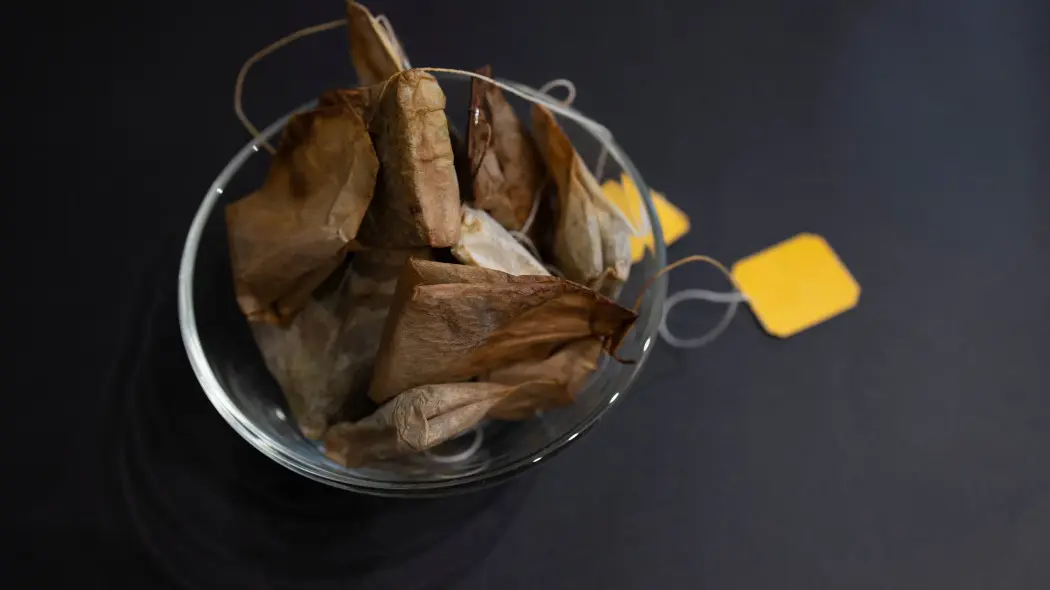 Domowy płyn do luster z zużytej herbaty