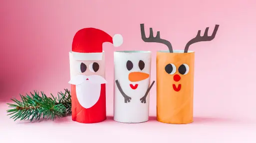 Świąteczne ozdoby z rolek po papierze. Co można zrobić z dzieckiem w jeden wieczór?