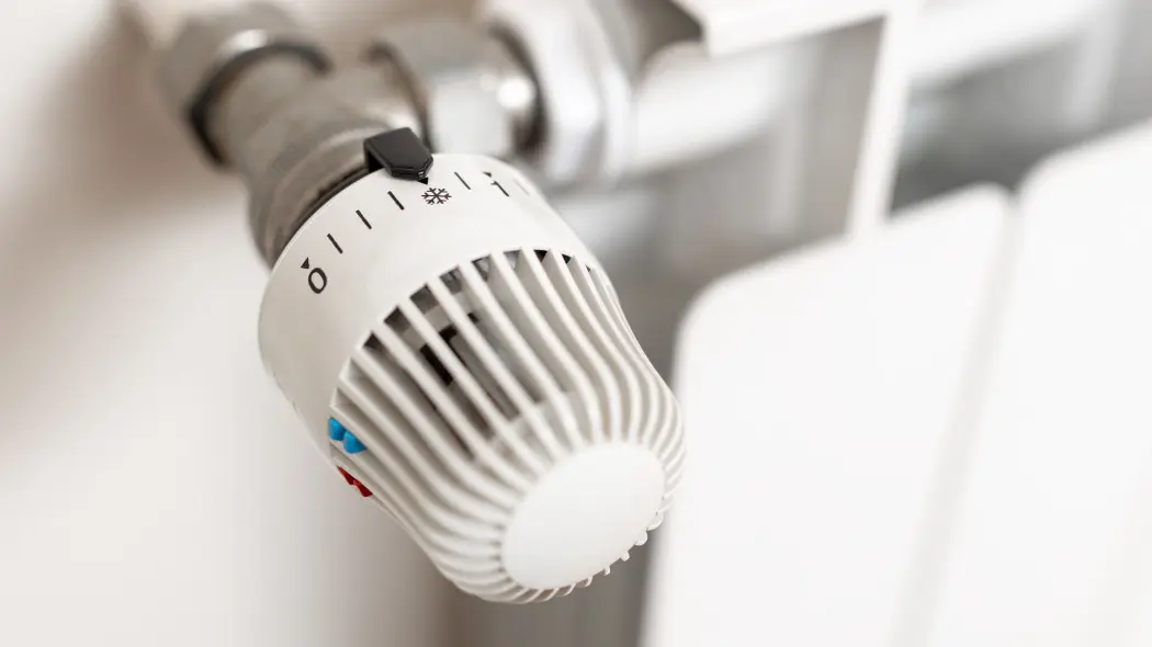 Manualna głowica grzejnika ustawiona na śnieżynkę