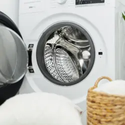 Otworzyć czy zamknąć drzwi pralki po praniu? Większość popełnia ten sam błąd