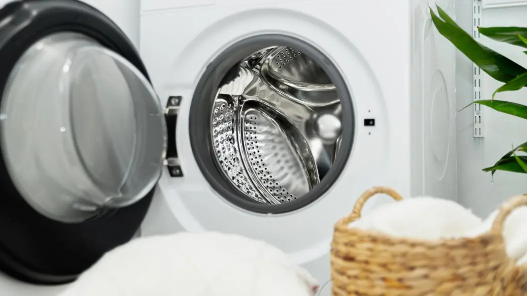 Otworzyć czy zamknąć drzwi pralki po praniu? Większość popełnia ten sam błąd