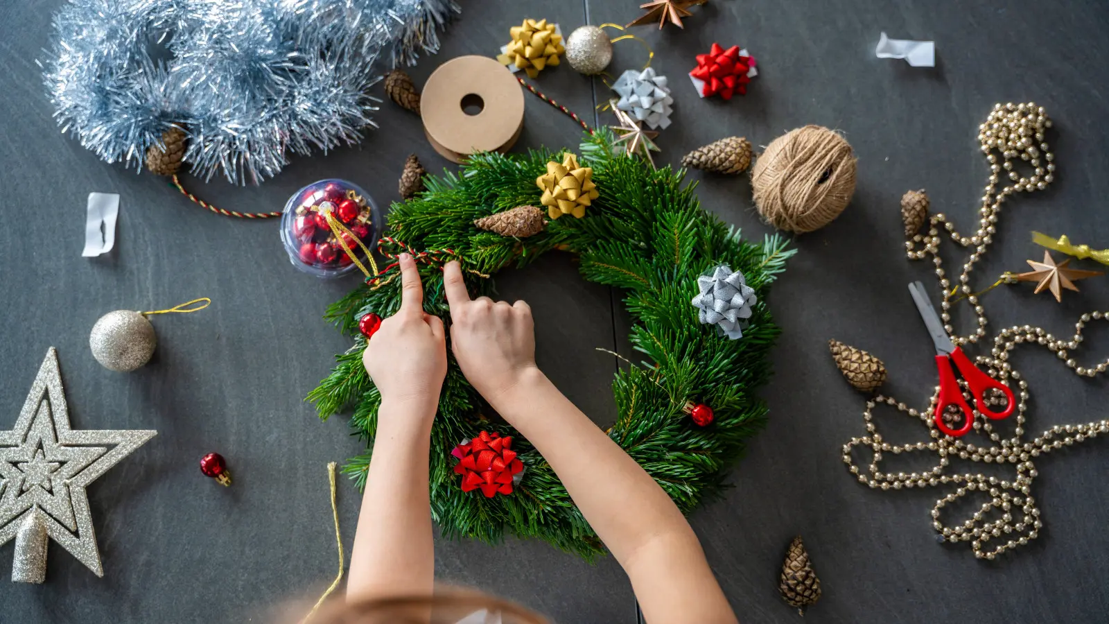 Rodzinny wianek świąteczny. Jak razem z dziećmi zrobić prostą ozdobę na drzwi?