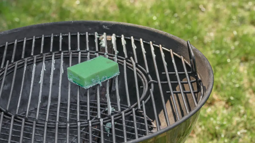 Tak szybko i skutecznie wyczyścisz grilla. Nie trzeba trzeć i szorować