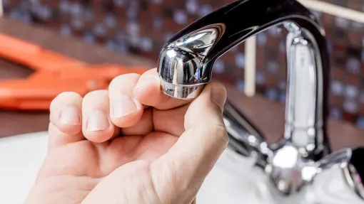 Kran lśni, ale... to tu może kryć się najwięcej bakterii