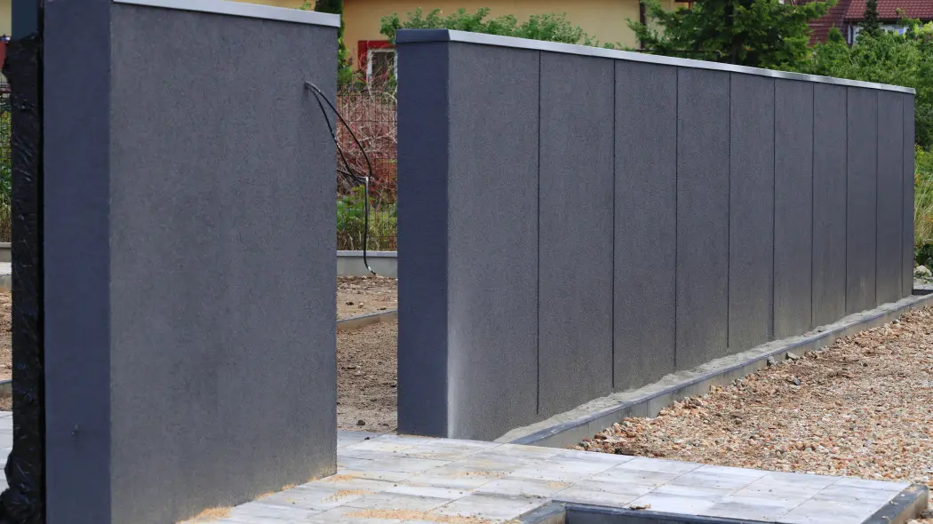 Ogrodzenie z betonu na granicy działki a spór z sąsiadem