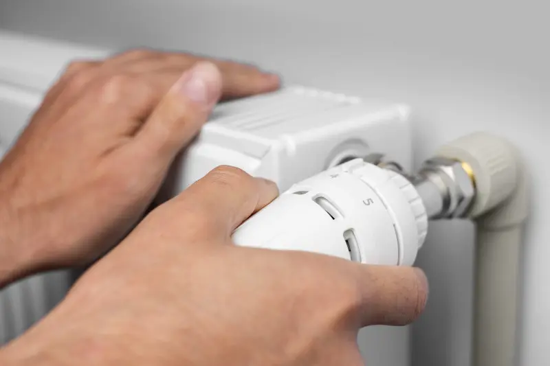 Masz kaloryfer z pokrętłem - zostaw go w tej pozycji przed wyjazdem