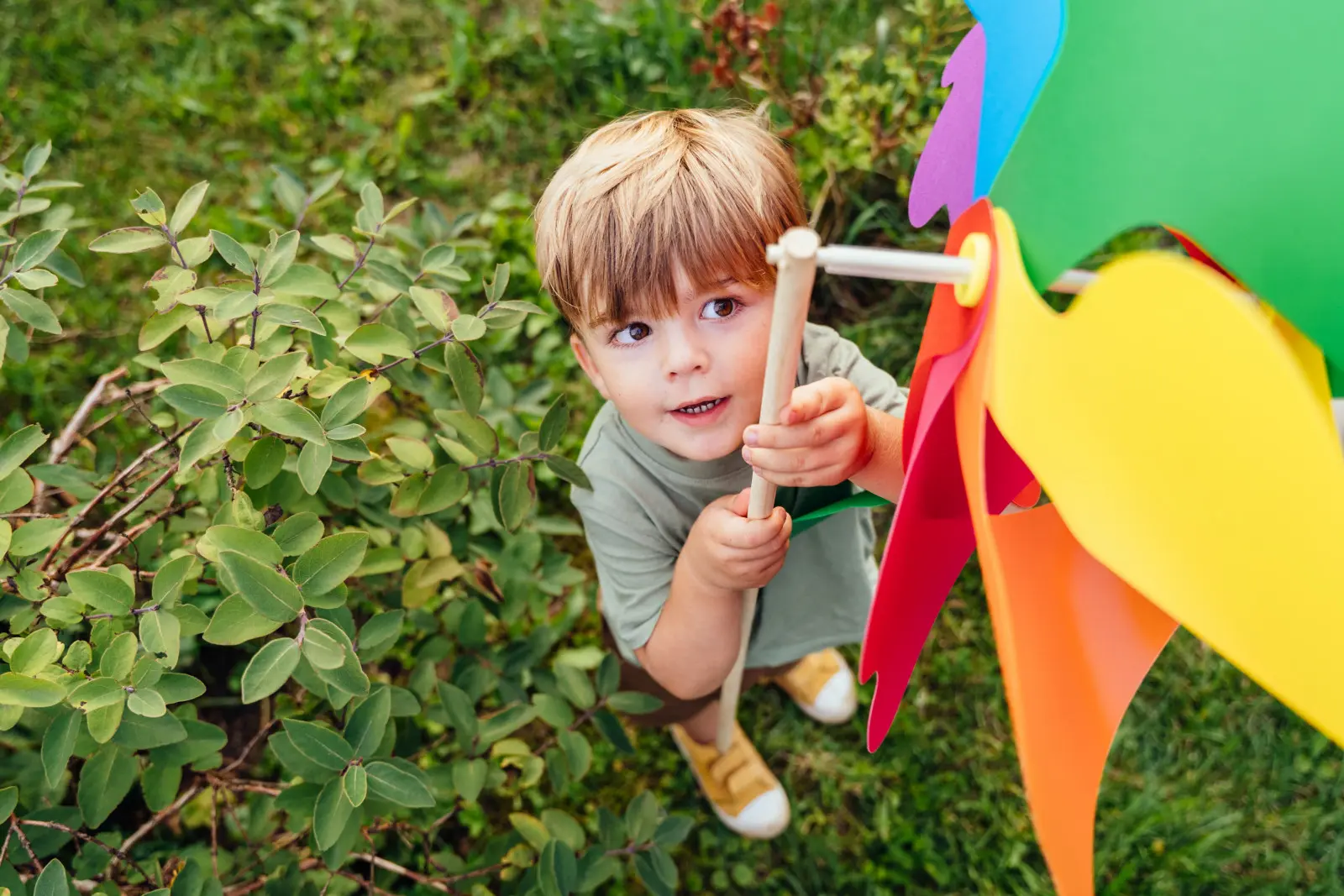 Dziecięce zabawki do ogrodu i na plac zabaw. Jakie wybrać i na co zwrócić uwagę?