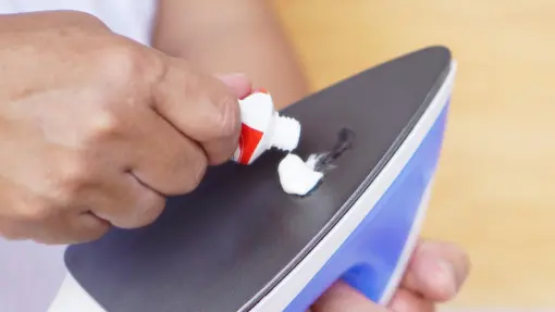 Wyczyść żelazko... pastą do zębów! Działa lepiej niż specjalne środki