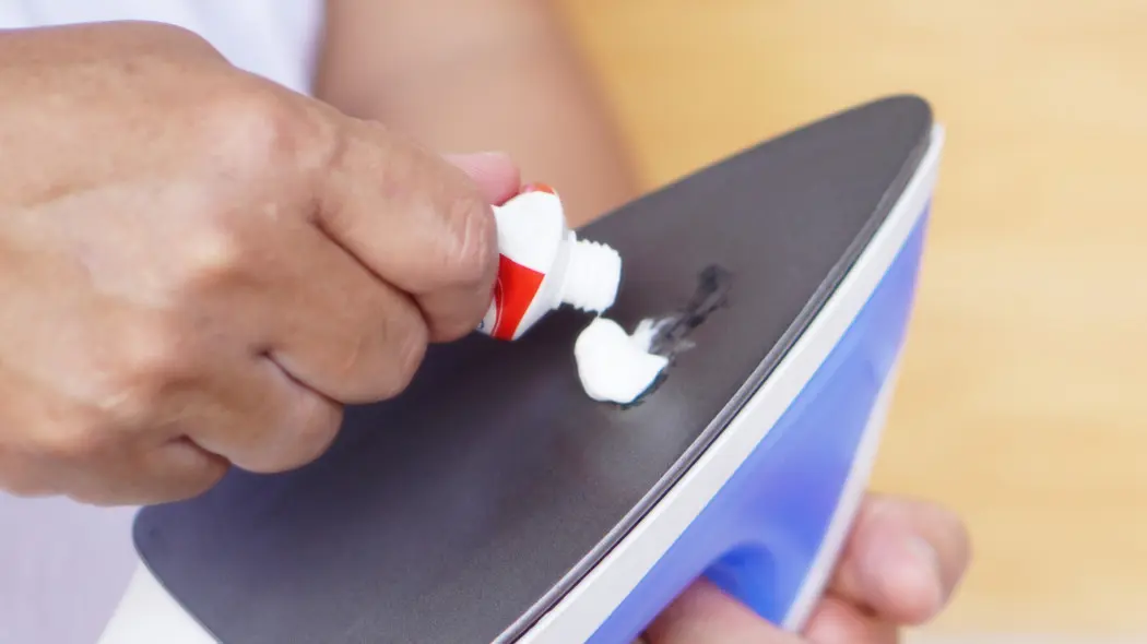 Wyczyść żelazko pastą do zębów