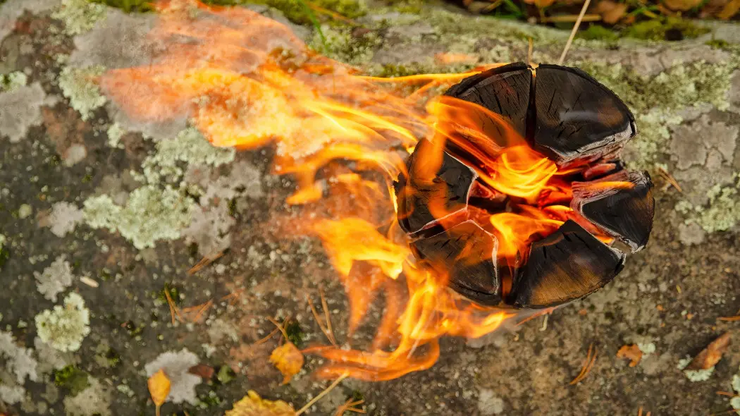 Szwedzka pochodnia. Jak zrobić? Jak rozpalić? Jak wykorzystać?