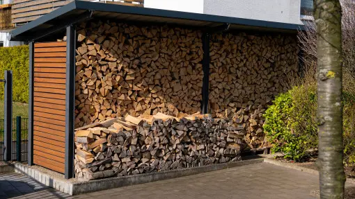 Przechowywanie drewna w ogrodzie. Jak układać drewno w drewutni? Jak składować opał?