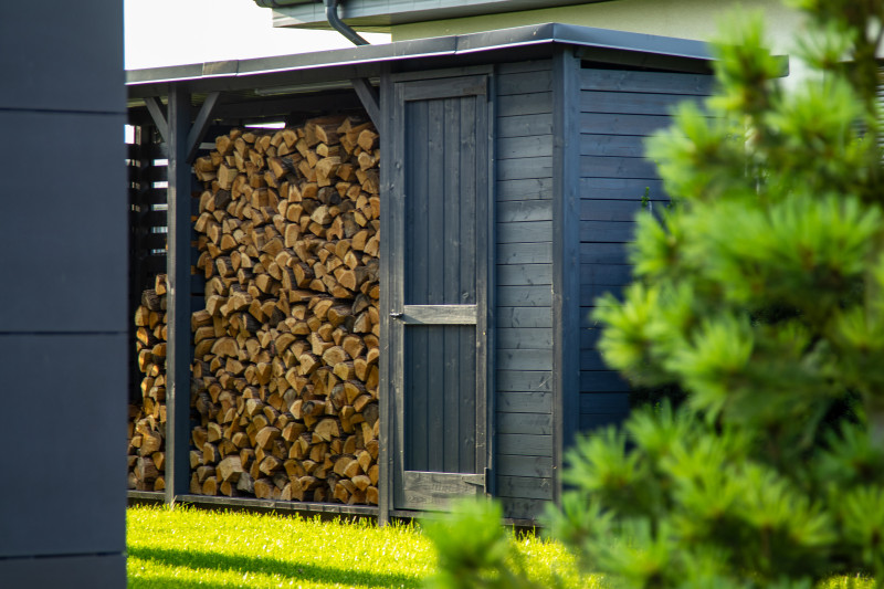 Drewno w ogrodzie - przechowywanie w drewutni