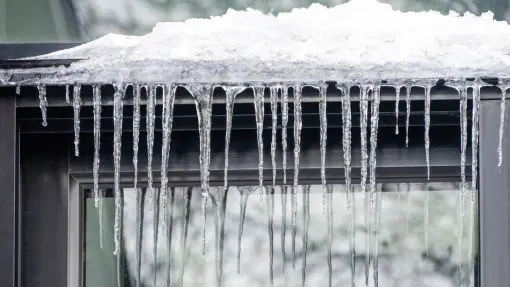 Kto odpowiada za usuwanie sopli lodu z dachu i rynien? Przepisy i praktyczne porady