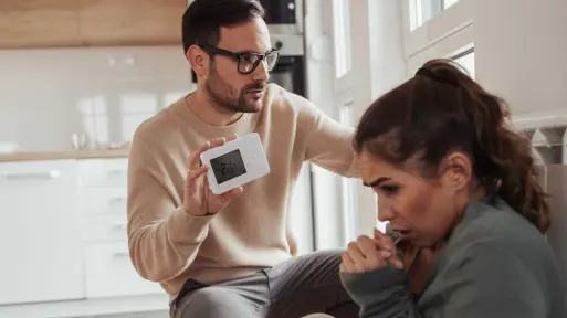 Zimne mieszkanie mimo grzania? Są 3 miejsca, przez które ucieka ciepło