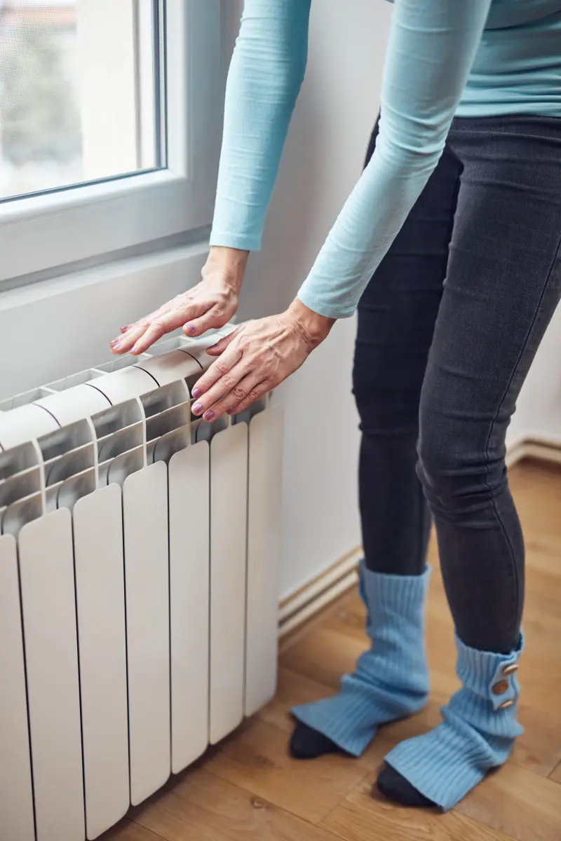 Kaloryfery działają, a nadal zimno Sprawdź te 3 rzeczy w swoim mieszkaniu