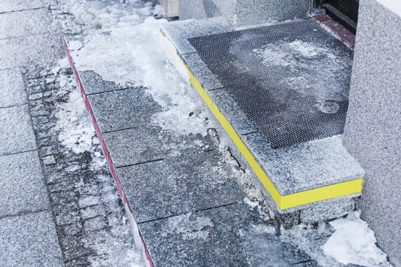 Zamiast sięgać po szkodliwą sól drogową, warto poznać i stosować bezpieczne alternatywy