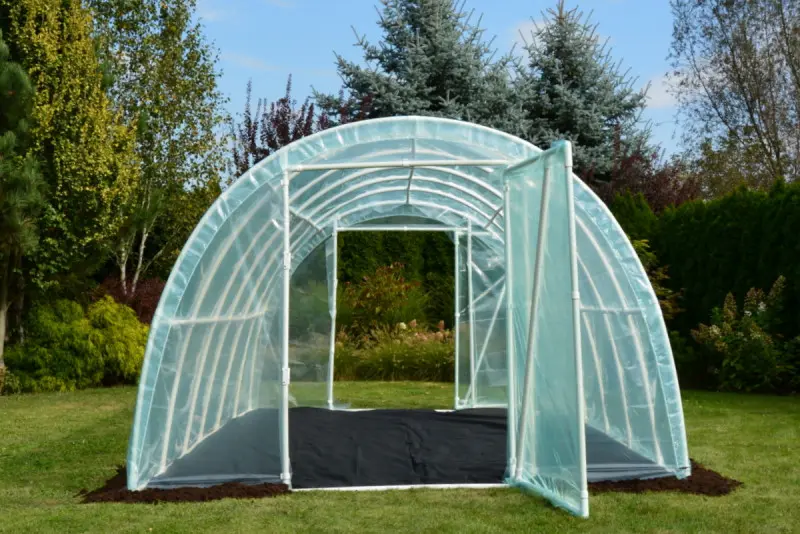 Tunel foliowy w ogrodzie