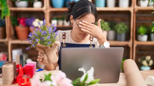 Ten viralowy trik szkodzi roślinom? A dalej jest polecany w Internecie. Sprawdź, zanim użyjesz
