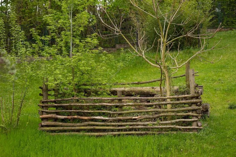 Naturalne schronienie z gałęzi i martwego drewna w ogrodzie wspierające bioróżnorodność