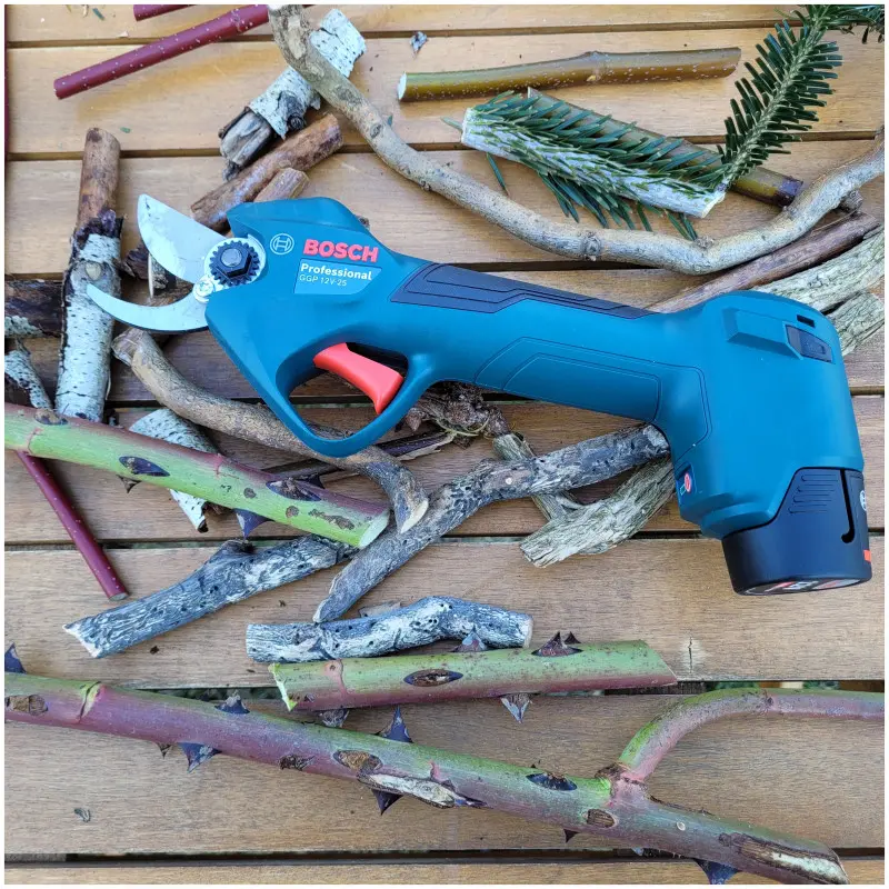 Test sekatora akumulatorowego Bosch GGP Pro Pruner w ogrodzie