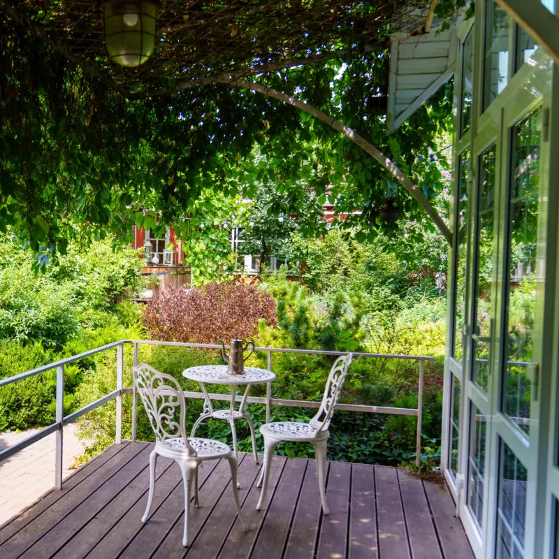 Zacieniony balkon z drewnianą nawierzchnią