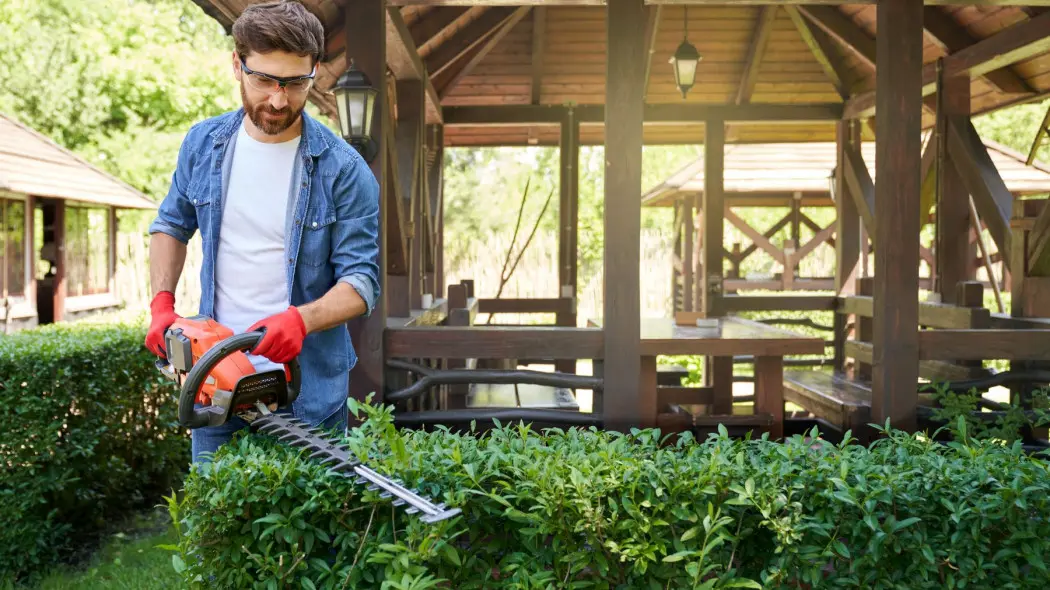 jak chronić sprzęt ogrodowy i małą architekturę przed złodziejami