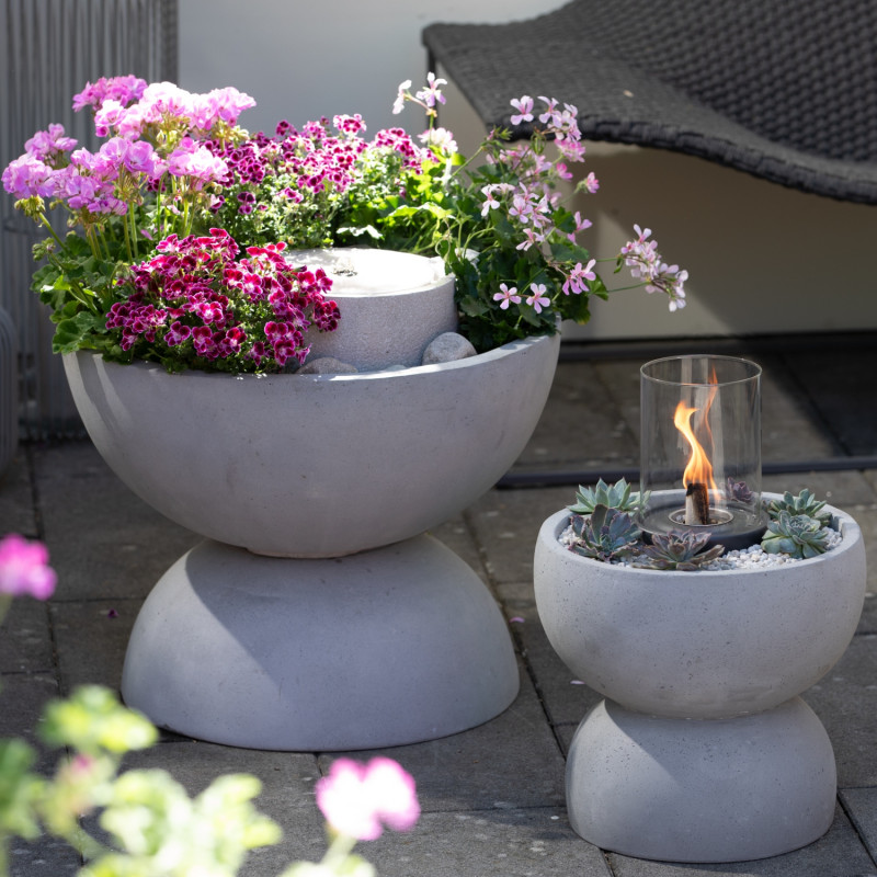 Balkonowa fontanna z pelargoniami