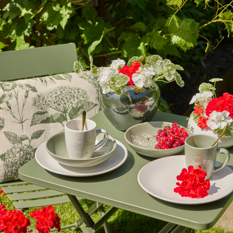 Letnia stylizacja stołu z ciętymi kwiatami