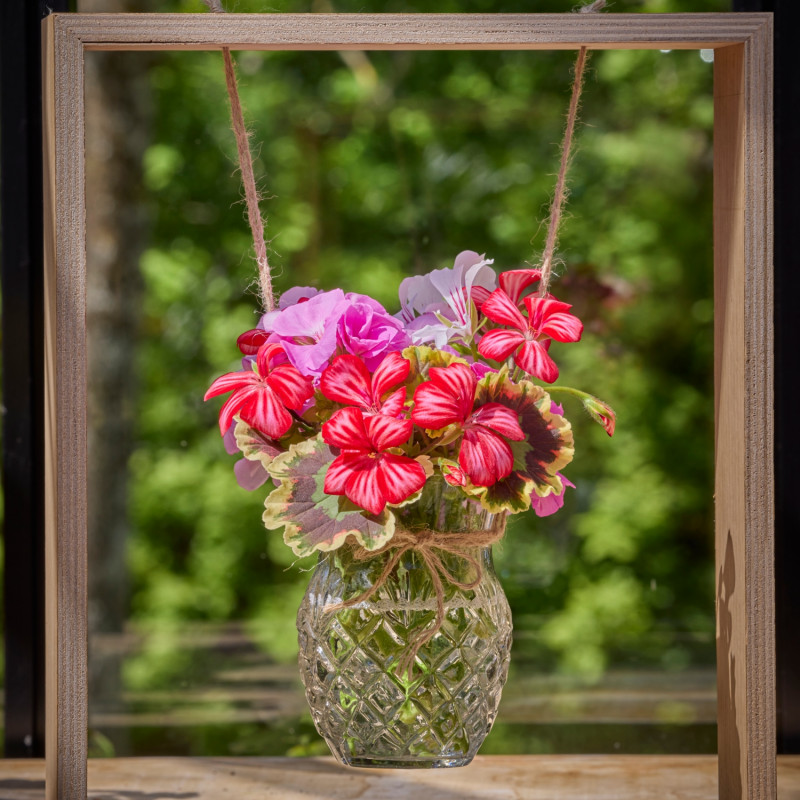 Rama z wazonikiem z pelargoniami