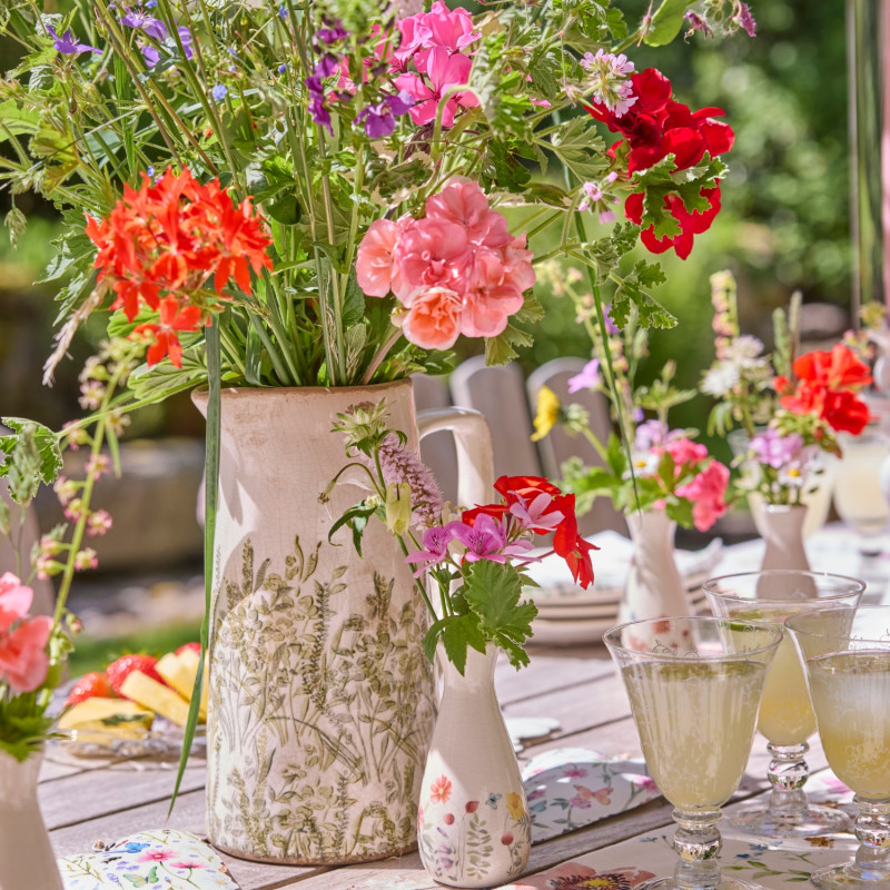 Aranżacja letniego stołu z pelargoniami