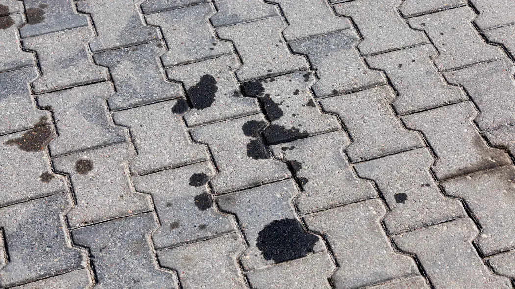 Zwykłe mycie nie wystarcza? Tak poradzisz sobie z trudnymi plamami na kostce