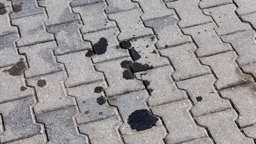 Zwykłe mycie nie wystarcza? Tak poradzisz sobie z trudnymi plamami na kostce